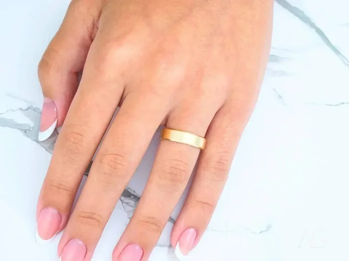 18k Gold Wedding Band: Modern Elegance