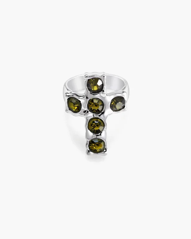 Anillo de cruz rebelde