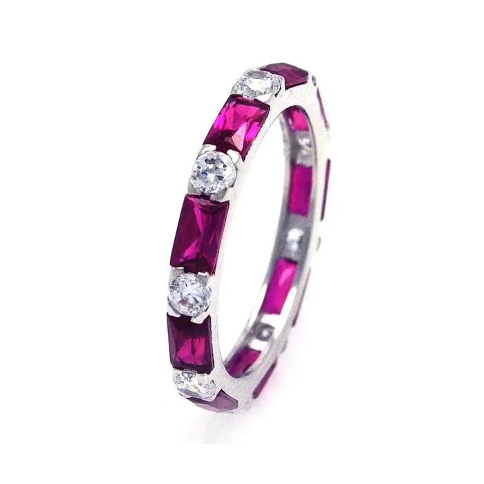 Anillo de eternidad con circonita transparente y baguette roja chapada en rodio en plata 925 – STR00516RED