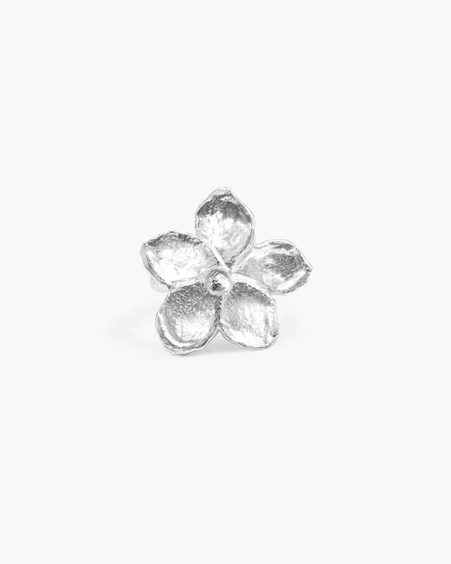 Anillo floral texturizado en plata