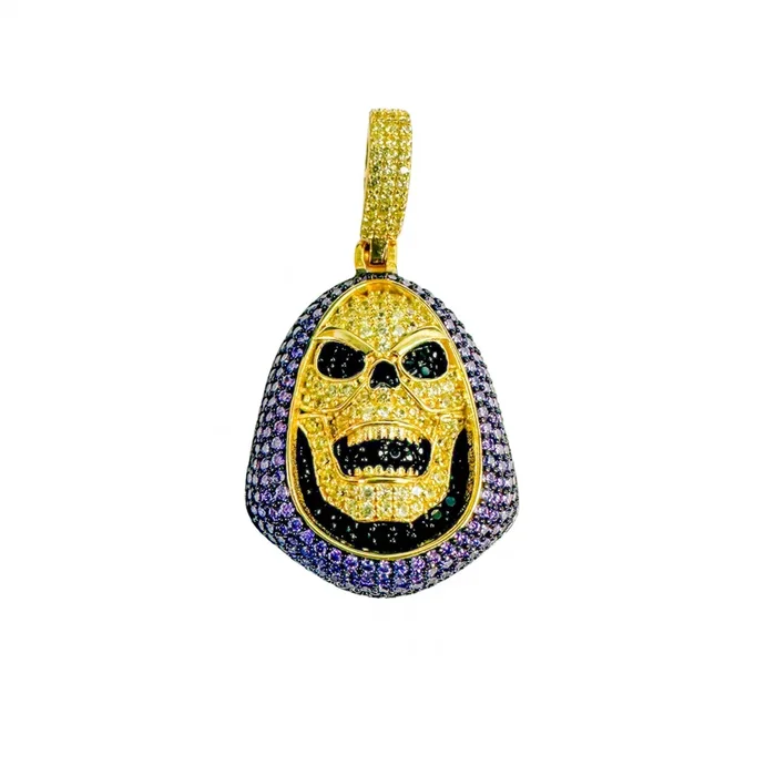 Colgante de calavera con capucha de plata de ley 925 bañado en oro con circonitas cúbicas transparentes y moradas – AAP00006