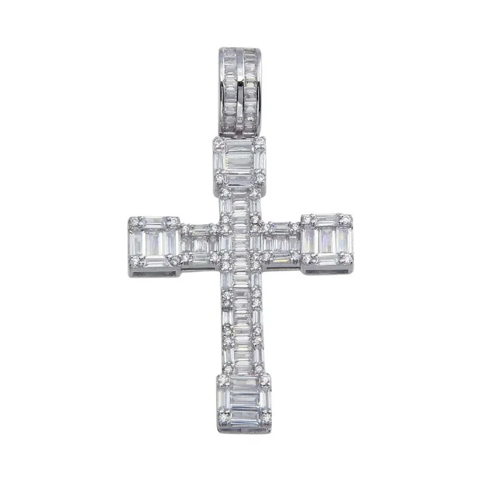 Colgante de hip hop con cruz baguette y borde de circonitas en plata de ley 925 bañada en rodio – SLP00081.
