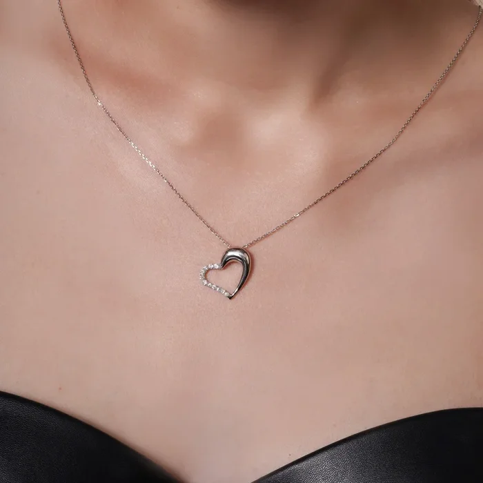 Collar ajustable con colgante asimétrico de corazón de 16,4 mm x 21,1 mm en plata de ley 925 rodiada y diamante cultivado en laboratorio – LGMN00007