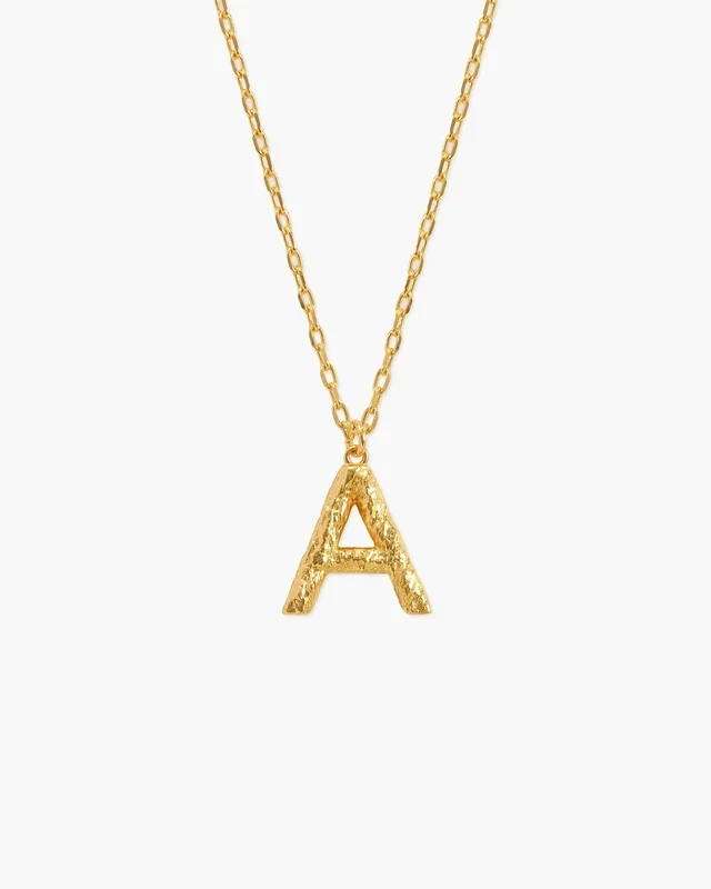 Collar con letra inicial texturizada