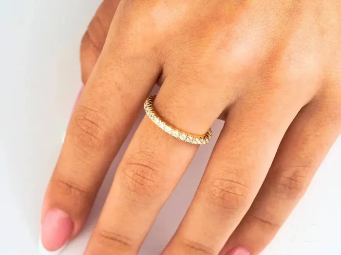 Elegant sparkling 18k gold ring perfect for any occasion