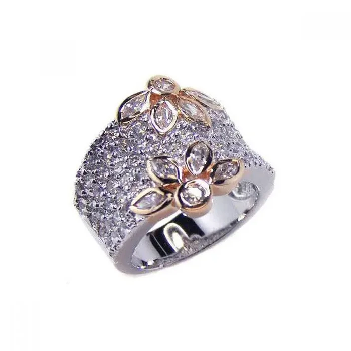Liquidación – Anillo de plata 925 con baño de rodio y oro, con pavé transparente y flor de circonitas – BGR00041
