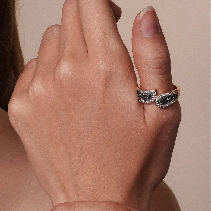 Liquidación – Anillo moderno de plata 925 con baño de rodio negro y oro rosa, con circonitas negras y transparentes en dos tonos – BGR00581