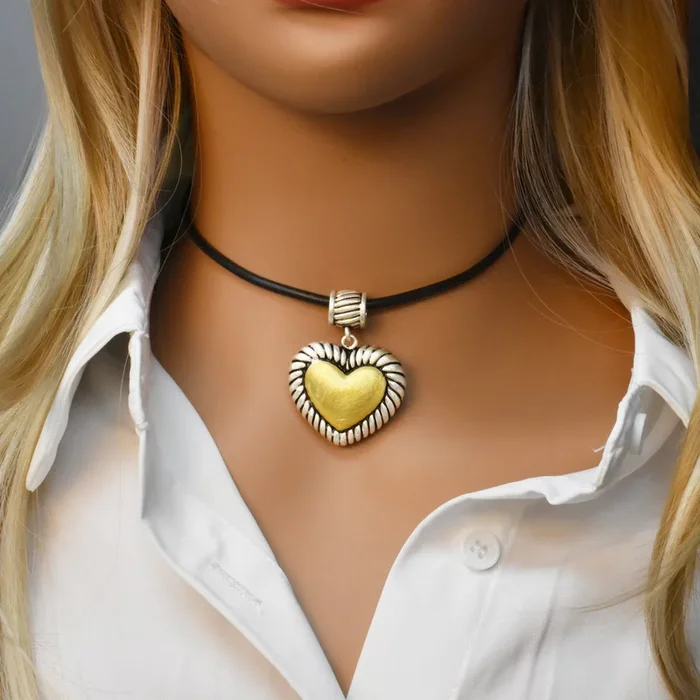 Liquidación – Colgante de corazón con borde de cuerda bicolor en plata de ley con acabado mate – SPP00020
