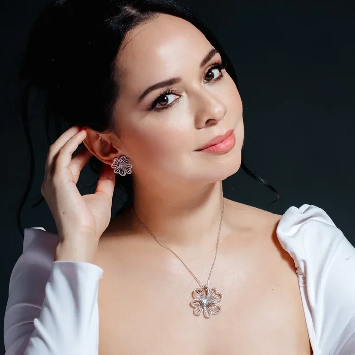Liquidación – Conjunto de aretes y collar con flor de circonita transparente bañada en rodio en plata 925 – BGS00153