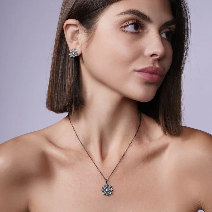 Liquidación – Conjunto de aretes y collar con flor de circonitas transparentes en plata 925 con baño de rodio negro – BGS00145