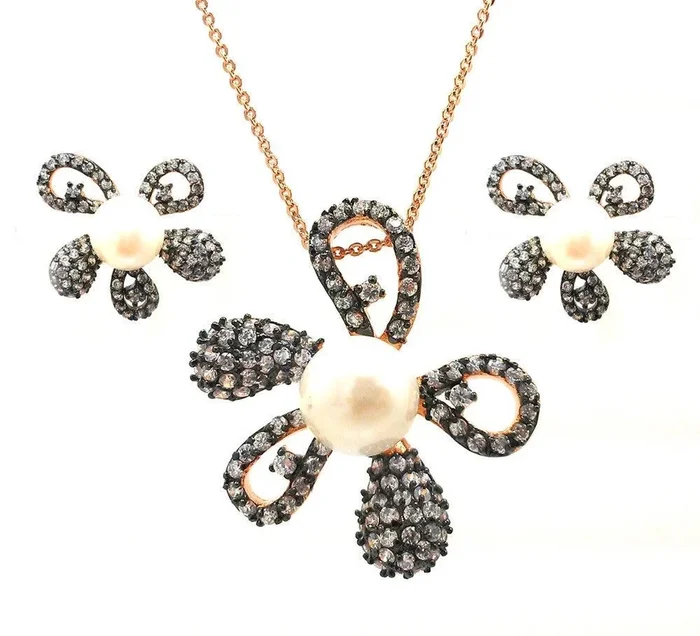 Liquidación – Conjunto de aretes y collar con perla, flor de circonita transparente y baño de oro y rodio negro en plata 925 – BGS00317