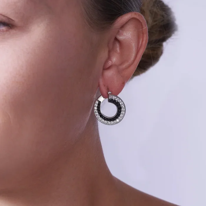 Liquidación – Pendientes de aro con circonitas cúbicas redondas en forma de rampa, bañados en plata 925 negra y rodiada – STE00558