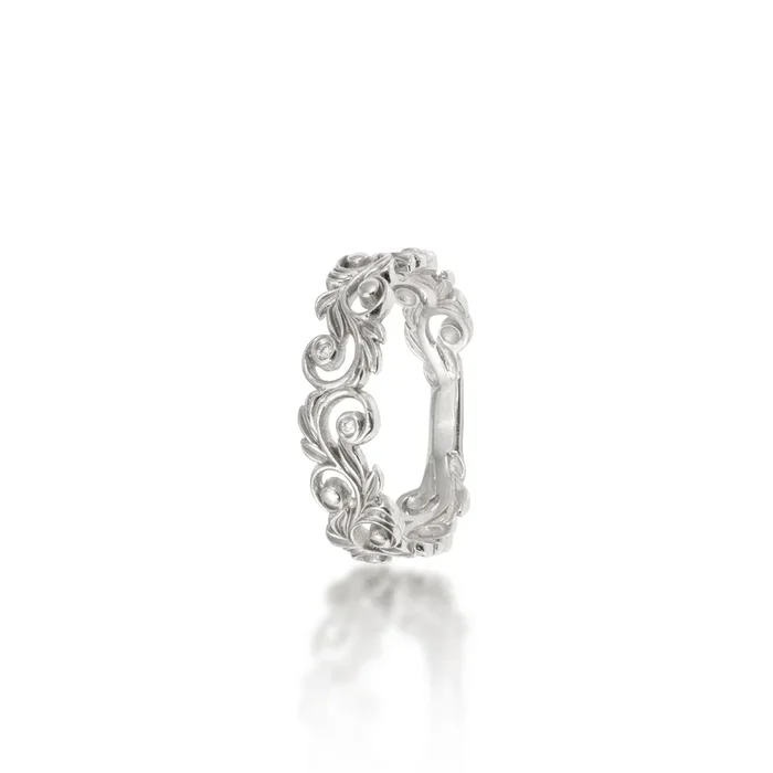 Living Heirloom Ring in White Gold with Diamonds – 6mm