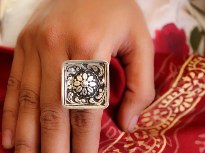 Moh Chitai Embossed Ring