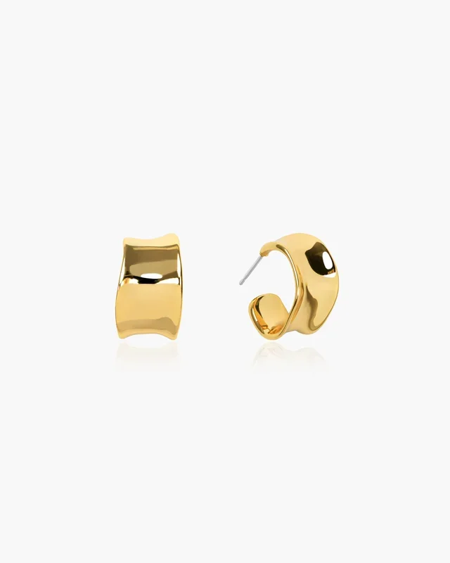 Pendientes de aros anchos fluidos en oro