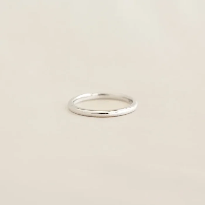 Round White Gold Band – Marni