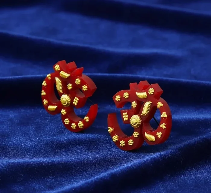 Traditional 22KT Yellow Gold Synthetic Pola Stud OM Earrings for Women