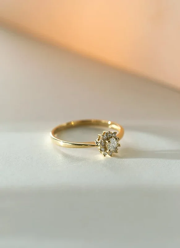 Triss oval halo diamond ring 14k gold